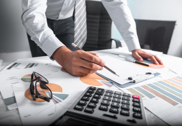 księgowy przy biurku, w trakcie pracy